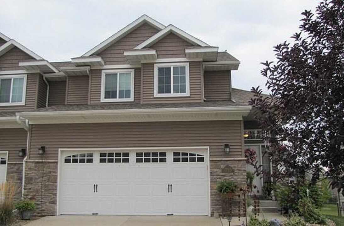 1785 Sara Ct in North Liberty, IA - Building Photo