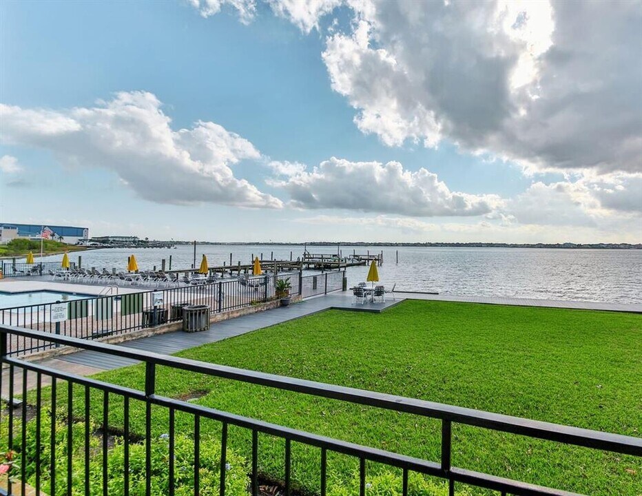 3535 NASA Road 1 in Seabrook, TX - Building Photo