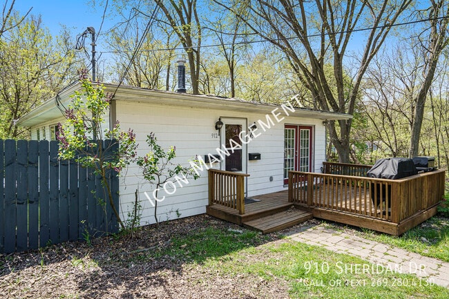 910 Sheridan Dr in Kalamazoo, MI - Building Photo - Building Photo