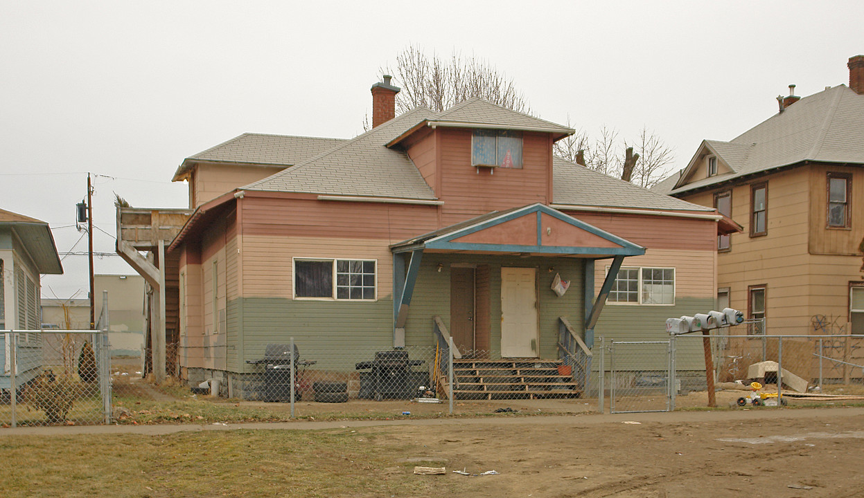 404 S 4th St in Yakima, WA - Building Photo