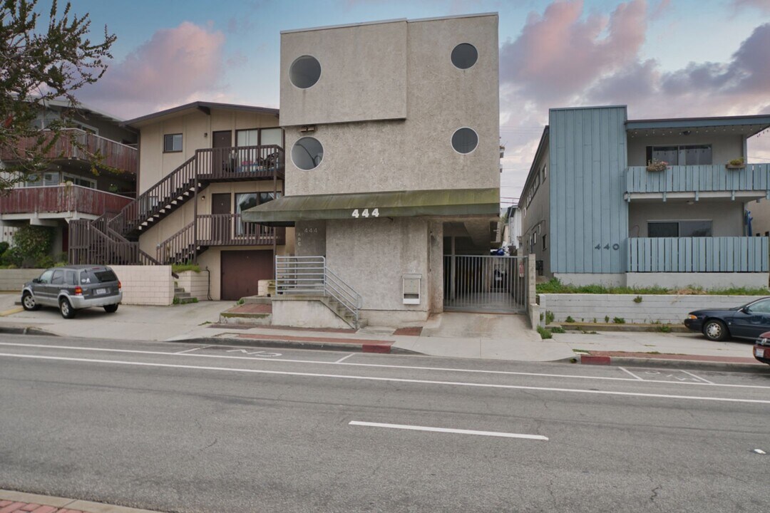444 Rosecrans Ave in Manhattan Beach, CA - Building Photo