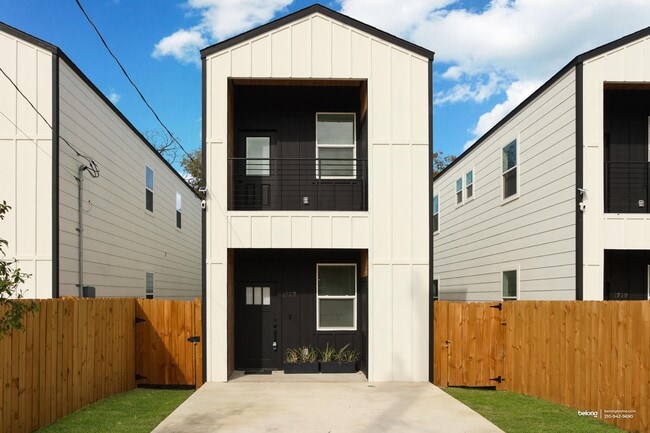 property at 1723 E Crockett St