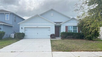 2440 White Poppy Dr in Kissimmee, FL - Building Photo