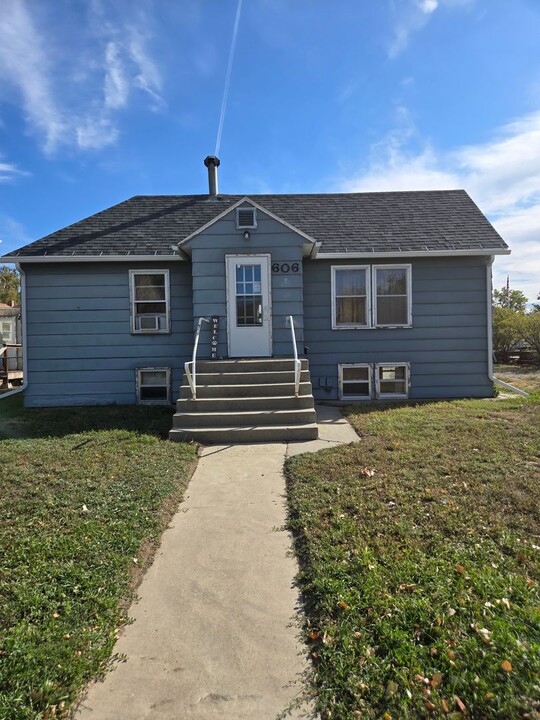 606 N Prairie Ave in Miles City, MT - Building Photo