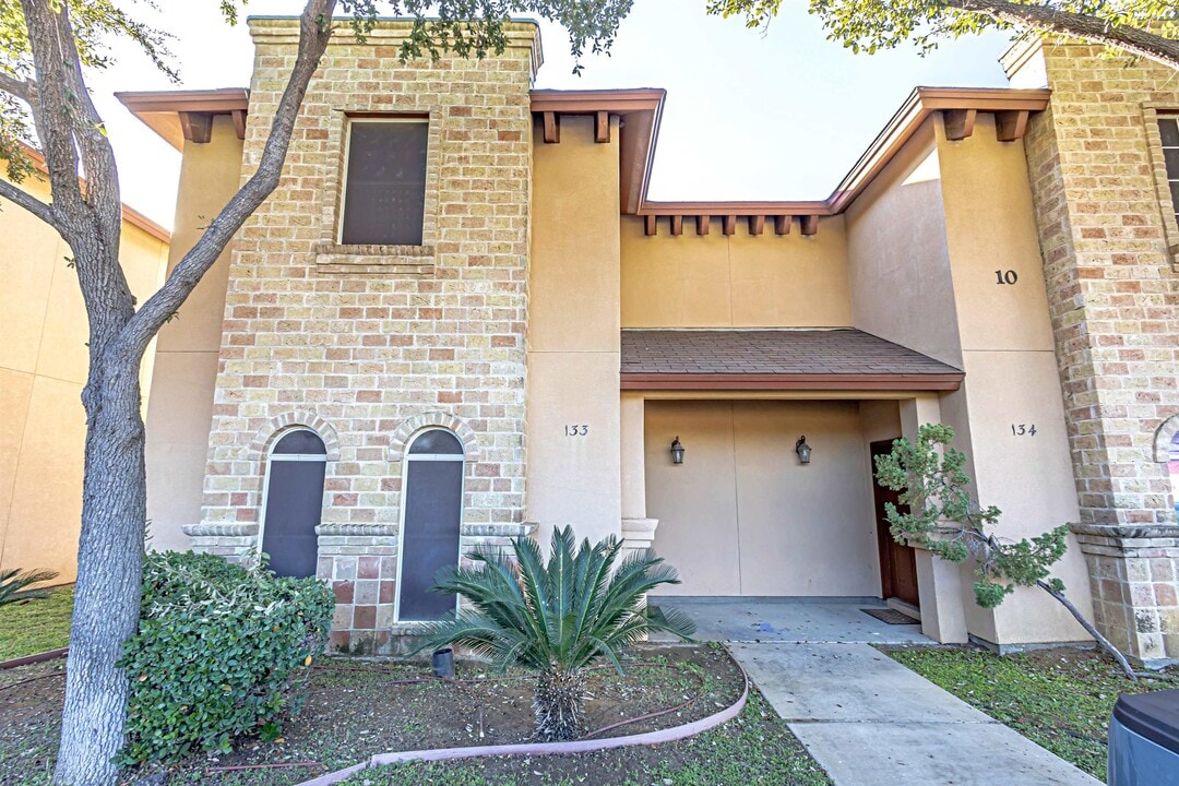 10706 International Blvd in Laredo, TX - Foto de edificio