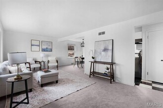 813 Chain of Rocks Dr in St. Louis, MO - Foto de edificio - Building Photo