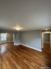 62 W Elderkin Ave in Groton, CT - Foto de edificio - Building Photo