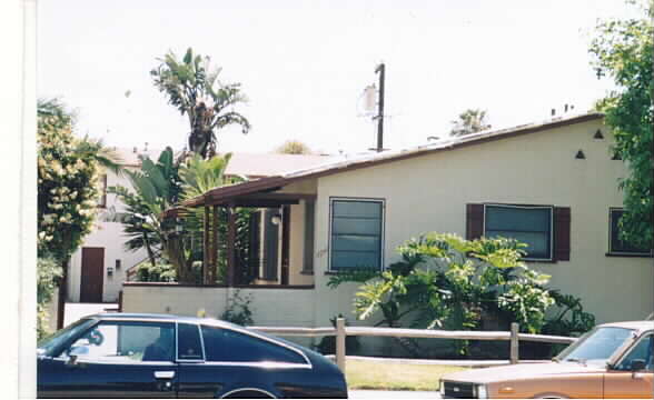 4941 Saratoga Ave in San Diego, CA - Foto de edificio