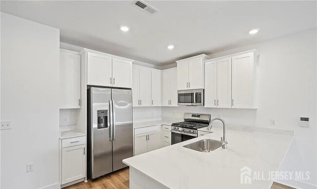 28310 Radford Ct in Monroe Township, NJ - Foto de edificio - Building Photo