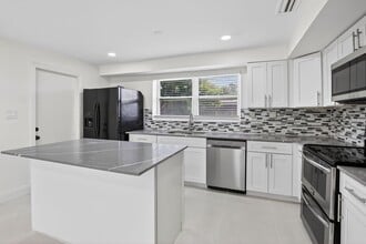 2630 SW 49th Ct in Fort Lauderdale, FL - Building Photo - Building Photo