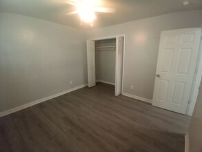 223 Woodview Ave in Norfolk, VA - Foto de edificio - Building Photo