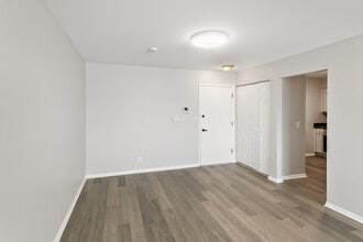 705 S Milwaukee Ave in Libertyville, IL - Building Photo - Building Photo