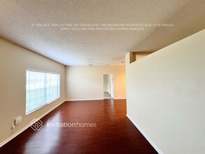 102 NW Carmelite St in Port St. Lucie, FL - Foto de edificio - Building Photo