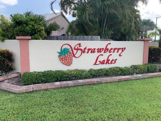 6076 Strawberry Lakes Cir in Greenacres, FL - Building Photo - Building Photo