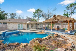 805 Camelot Ln in Friendswood, TX - Building Photo