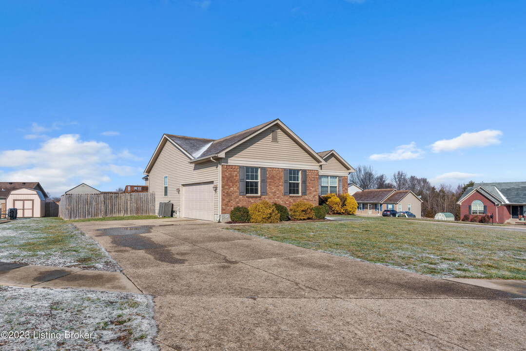 109 Gentry Crossings Ct in Mount Washington, KY - Foto de edificio