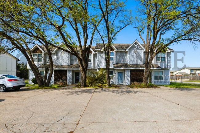 7302 W Douglas Ave in Wichita, KS - Building Photo - Building Photo