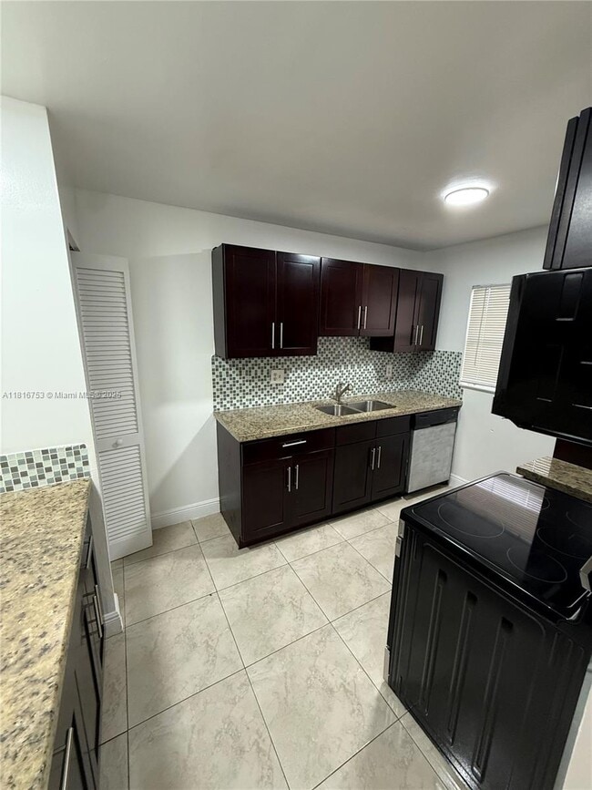 4121 Stirling Rd in Davie, FL - Building Photo - Building Photo