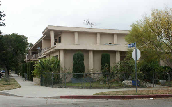 5705 Willowcrest Ave in North Hollywood, CA - Building Photo - Building Photo