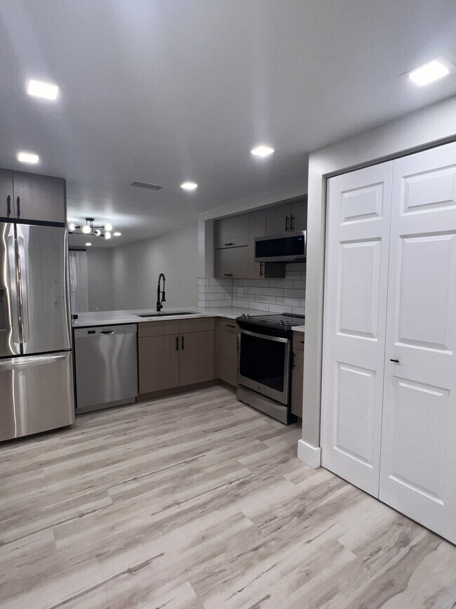 4746 NW 89th Ave in Sunrise, FL - Building Photo - Building Photo