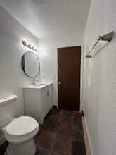 1710 Muldoon Cir in Anchorage, AK - Building Photo - Building Photo