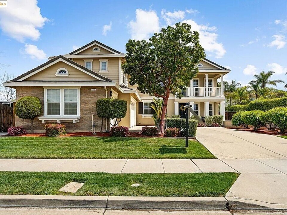 2308 Windy Springs Ln in Brentwood, CA - Building Photo
