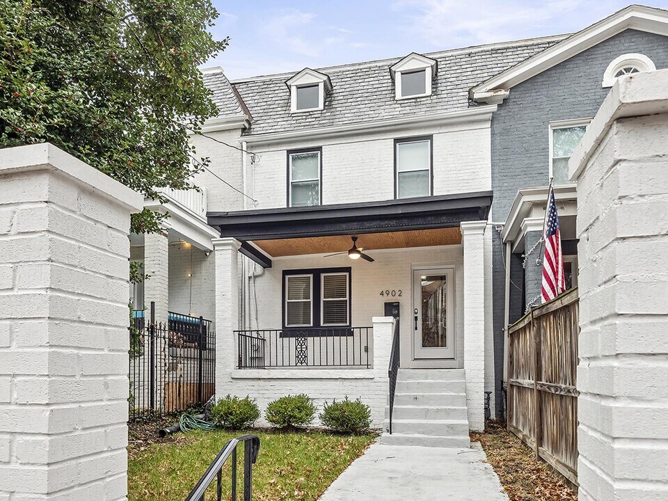 Modern update Petworth rowhouse near Fort in Washington, DC - Foto de edificio