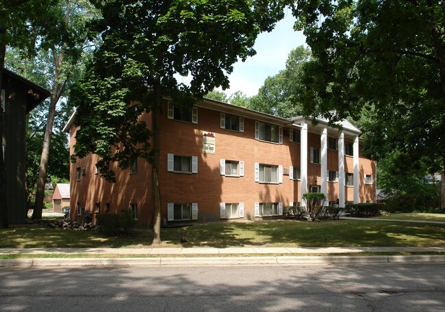 513 Hillcrest Ave in East Lansing, MI - Foto de edificio - Building Photo