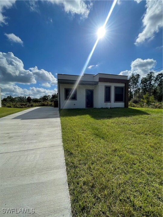 681 Windermere Dr in Lehigh Acres, FL - Building Photo