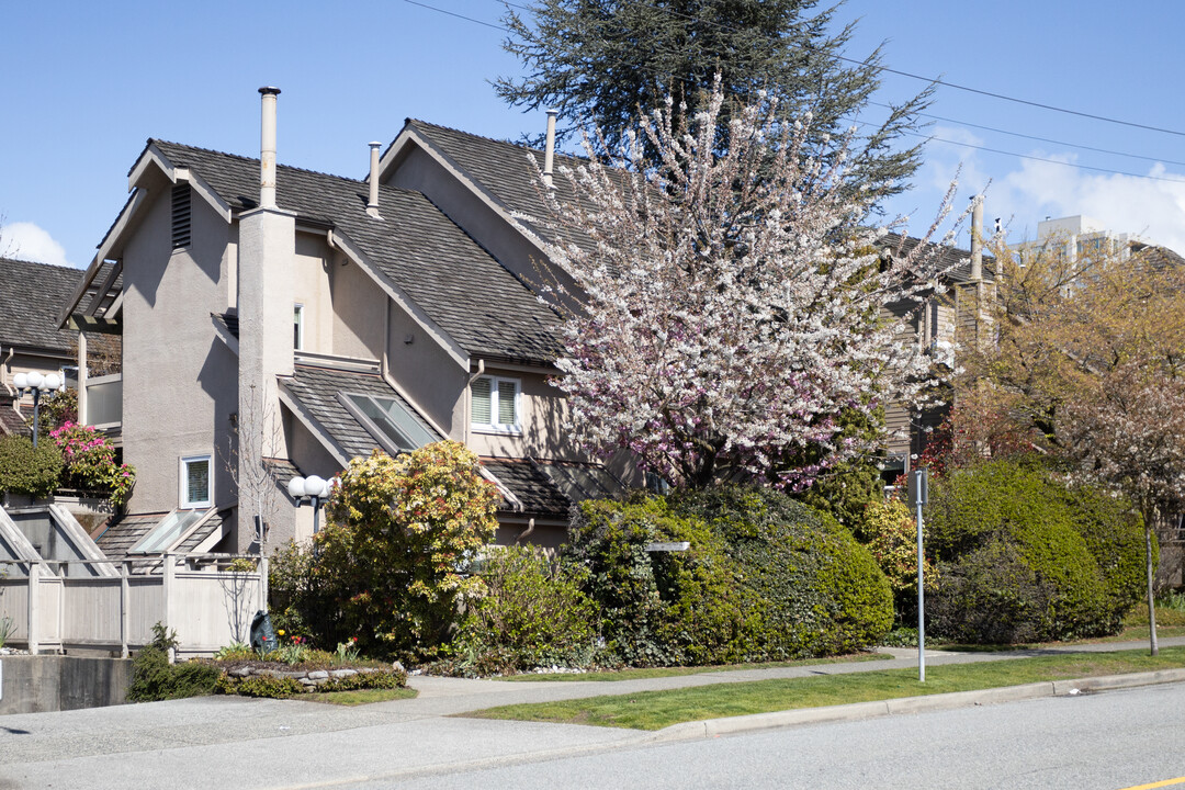 Lamplighter in North Vancouver, BC - Building Photo