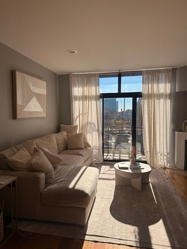 651 N Milwaukee Ave, Unit 301 in Chicago, IL - Building Photo - Building Photo