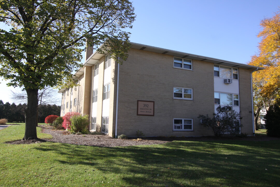 392 Executive Dr in Carol Stream, IL - Building Photo