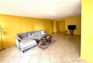 251 174th St, Unit 807 in Sunny Isles Beach, FL - Building Photo