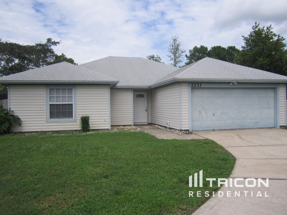 2233 Wahine Dr E in Jacksonville, FL - Building Photo