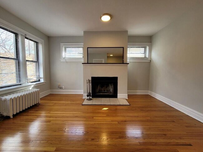 property at 641 W Roscoe St
