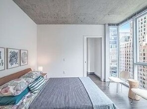 215 W Lake St in Chicago, IL - Foto de edificio - Building Photo