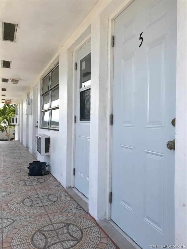2085 NE 169th St-Unit -5 in North Miami Beach, FL - Foto de edificio - Building Photo