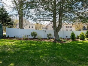 10 Fontaine St, Unit 10 in Millbury, MA - Foto de edificio - Building Photo