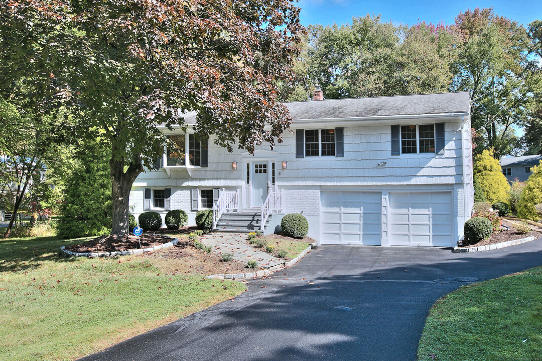 8 Peaceful Ln in Westport, CT - Building Photo