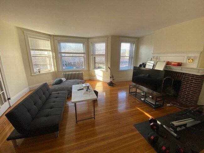 1033 Beacon St-Unit -2 in Brookline, MA - Building Photo - Building Photo