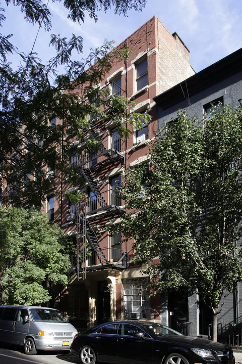 215 W 16th St in New York, NY - Building Photo