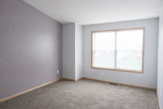 1908 Shamrock Pl in Chaska, MN - Foto de edificio - Building Photo