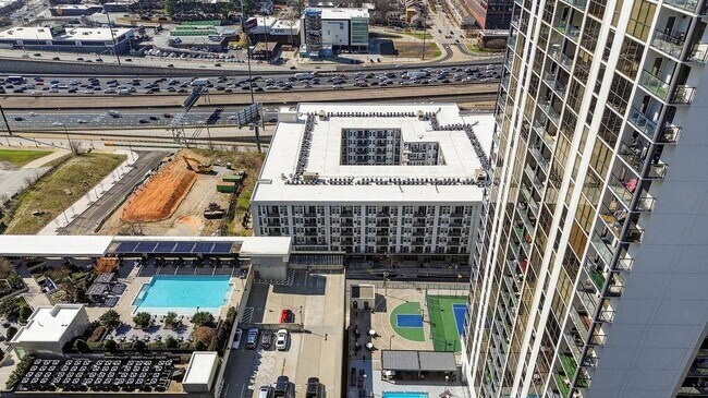 1280 W Peachtree St NW in Atlanta, GA - Foto de edificio - Building Photo