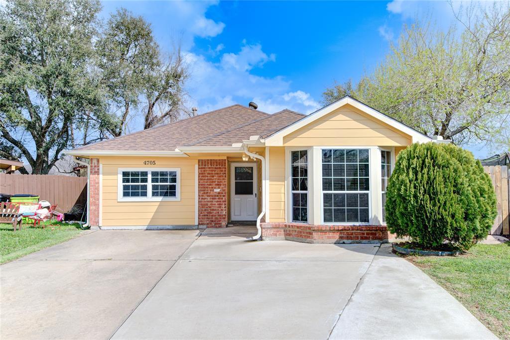4705 Dogwood Dr in Rosenberg, TX - Building Photo