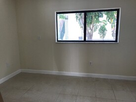 1144 NW 5th St, Unit 3 in Miami, FL - Foto de edificio - Building Photo