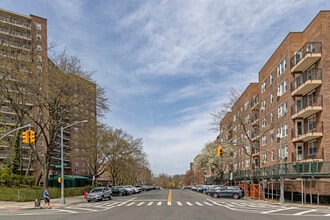 3720 Independence Ave in Riverdale, NY - Foto de edificio - Building Photo