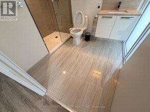 28 Wellesley St E in Toronto, ON - Building Photo - Building Photo