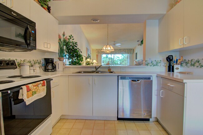 800 New Waterford Dr in Naples, FL - Building Photo - Building Photo