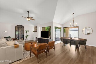 10021 E Sunnyslope Ln in Scottsdale, AZ - Building Photo - Building Photo