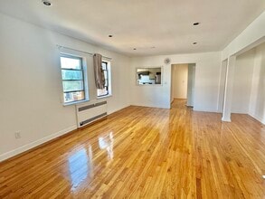 7 Bond St, Unit 3ER in Great Neck, NY - Foto de edificio - Building Photo